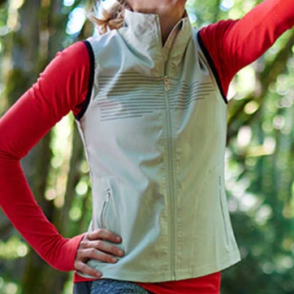 Oiselle Size 4 Reflective Running Vest Sleeveless Full Zip with Zip Pockets